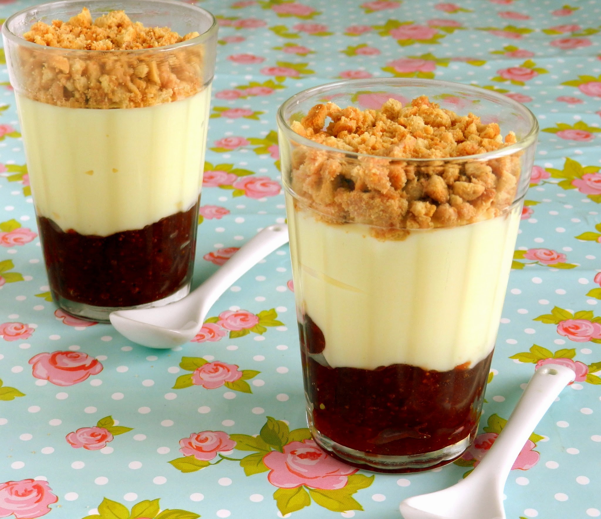 Mousse de iogurte com geleia de morango